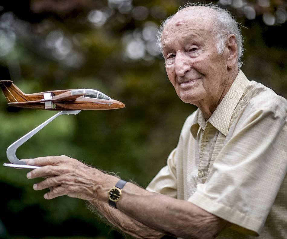 Hanno Fischer mit einem Modell seines Flugzeugs